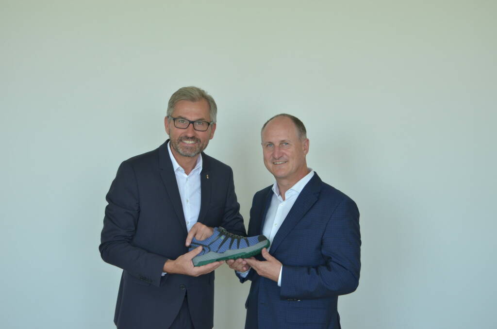 Übergabe beim österr. Sicherheitsschuh-Hersteller Rukapol GmbH: Thomas Rudolf Haider (links) überträgt seine Unternehmensanteile der RUKAPOL Manufaktur für Sicherheitsschuhe GmbH an seinen Geschäftsführer Horst König, der in seiner Karriere bereits auf zehn Jahre Erfahrung in der Schuhindustrie zurückblicken kann. Credit: Rukapol GmbH, © Aussendung (01.07.2019)