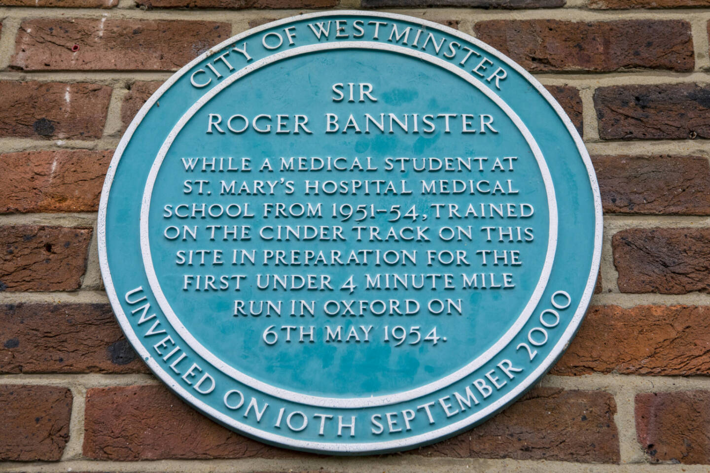 Tafel bei, Paddington Recreation Ground in London, markiert den Ort, wo Sir Roger Bannister als Vobereitung auf den ersten sub 4 Meilen Lauf trainiert hatte - https://de.depositphotos.com/143514045/stock-photo-sir-roger-bannister-plaque-in.html