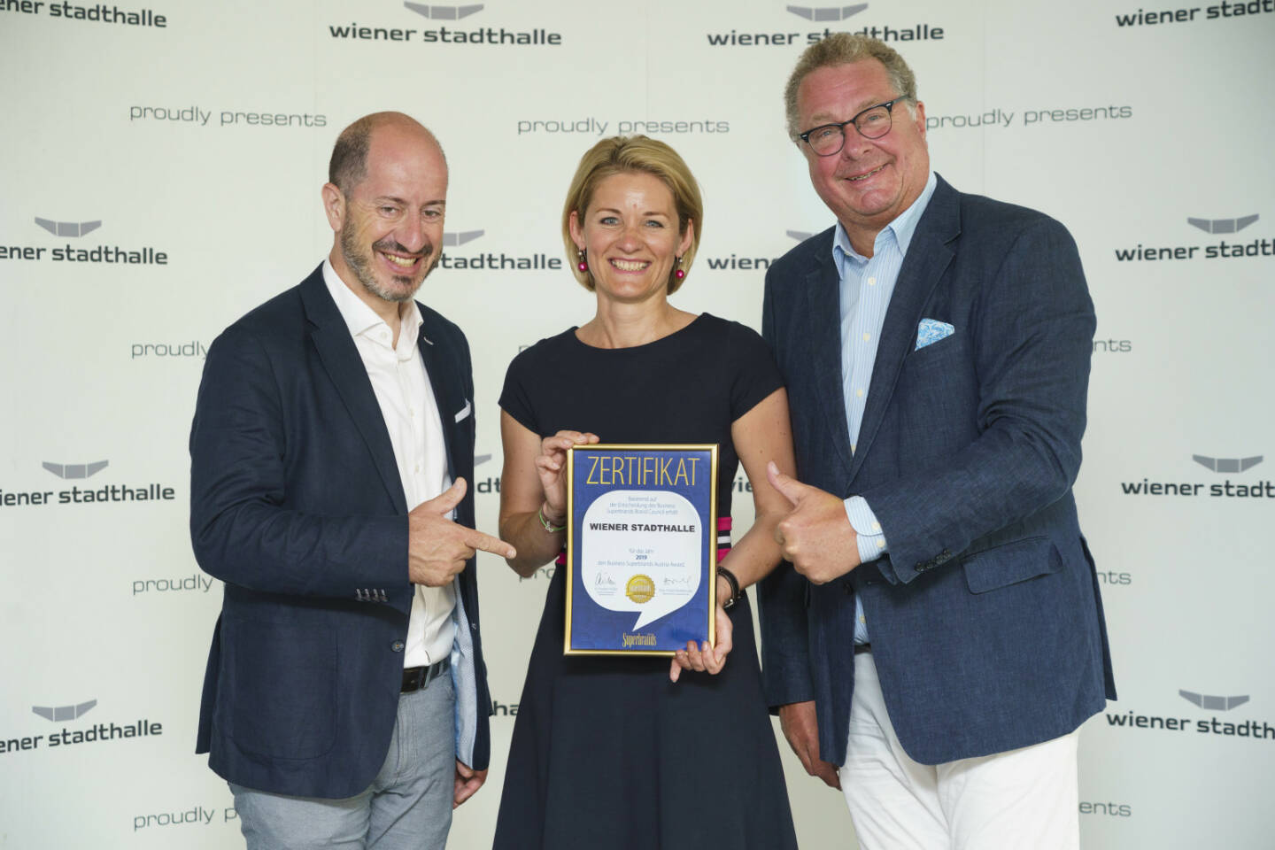 Wiener Stadthalle: Wiener Stadthalle erneut mit renommiertem „Marken-Oscar“ ausgezeichnet; Superbrands CE András Wiszkidenszky, Wiener Stadthalle Leitung Corporate Communications Magdalena Hankus, Wiener Stadthalle Geschäftsführer Wolfgang Fischer; Credit: Bildagentur Zolles KG