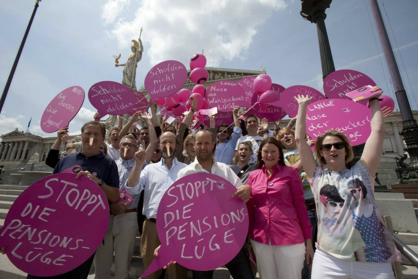 Gerade eben vor dem Parlament: Stoppt die Pensionslüge!
Wir NEOS finden es zynisch, wenn der Sozialminister sich in die ZIB setzt und behauptet, die Pensionen seien sicher. Faktum ist: Wer heute unter 50 ist, wird 1) länger arbeiten, 2) mehr einzahlen und 3) voraussichtlich 30-60 Prozent weniger raus bekommen als aktuelle Pensionsbezieher_innen.