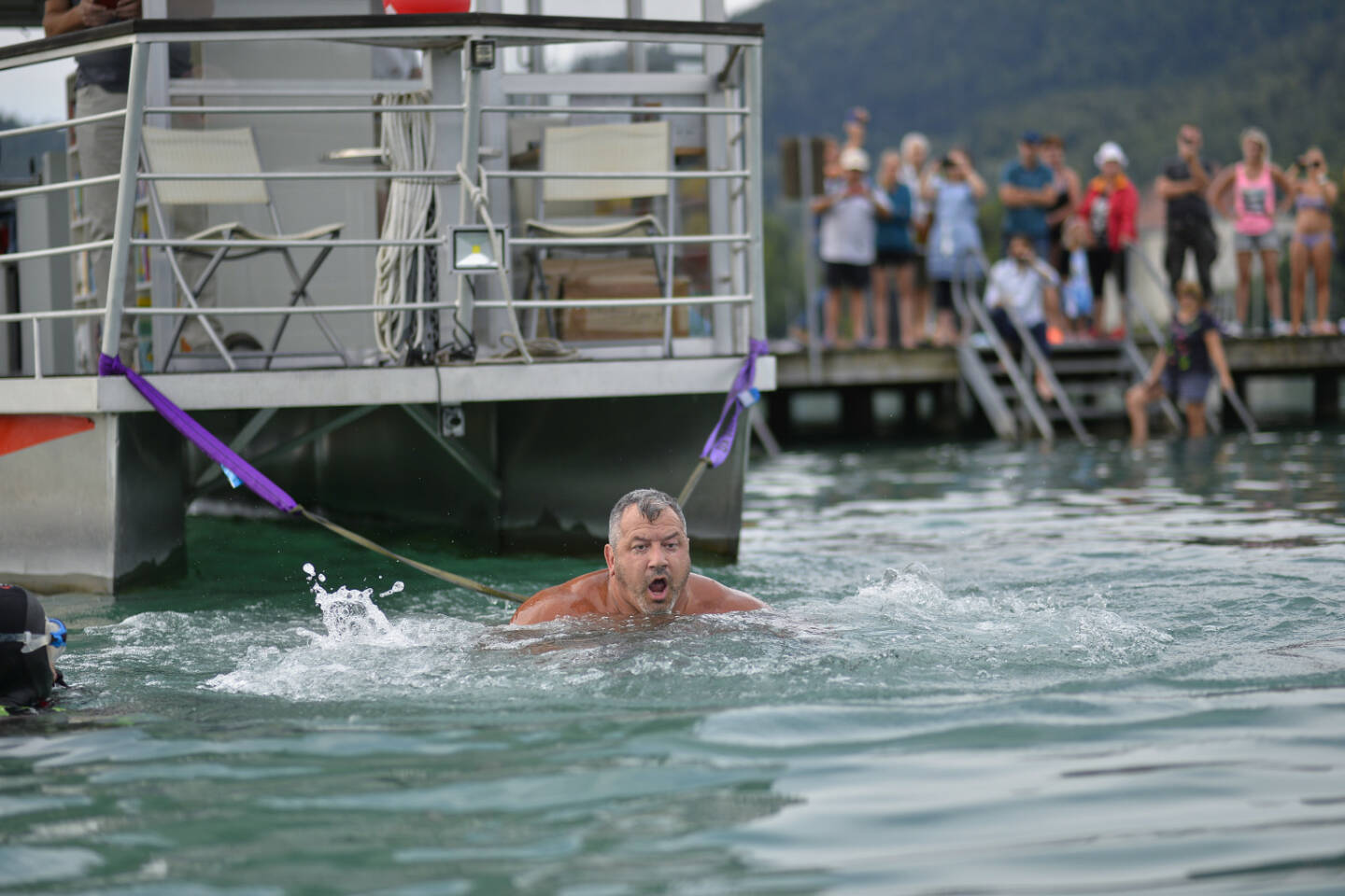 Neuer Weltrekord(versuch): Martin Hoi versuchte im Strandbad Klagenfurt einen neuen Weltrekord zu erschwimmen. Der St. Veiter Kraftsportler zog das AK-Bücherboot mit einem Gesamtgewicht von etwa 3,5 Tonnen hinter sich her. Fotocredit:©AK/Helge Bauer