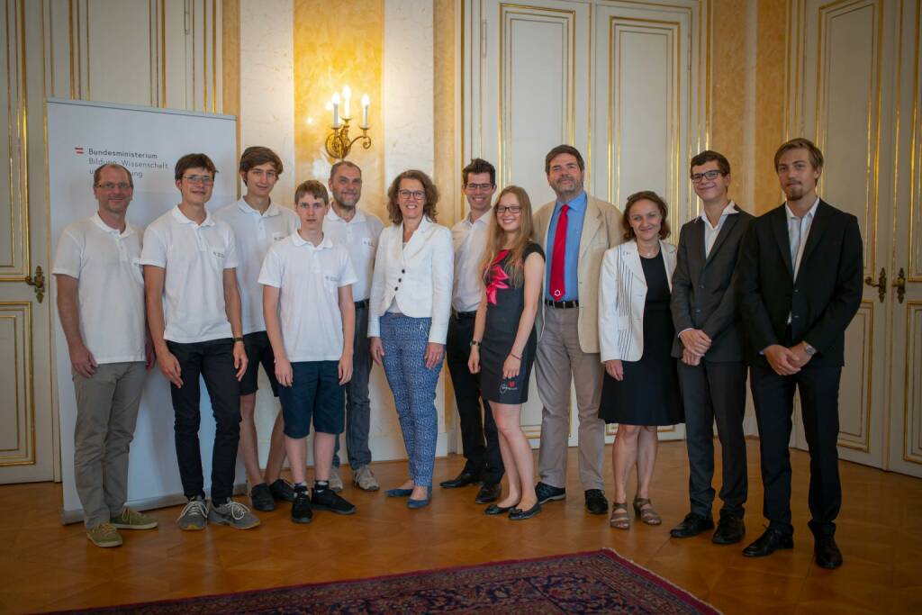 BM für Bildung, Wissenschaft und Forschung: Bildungsministerin Iris Rauskala mit den Medaillengewinner/innen und Delegationsleiter/innen der Olympiaden in Mathematik, Physik und Chemie; Fotocredit: Manuel Gutleb/BKA, © Aussender (10.08.2019) 