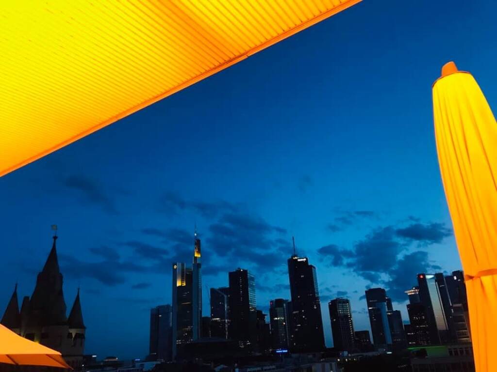 Frankfurt DAX Summer Night City 
#rooftopbar #summerinthecity #summervibes #weekendvibes #frankfurtammain, © Viola Grebe (11.08.2019) 