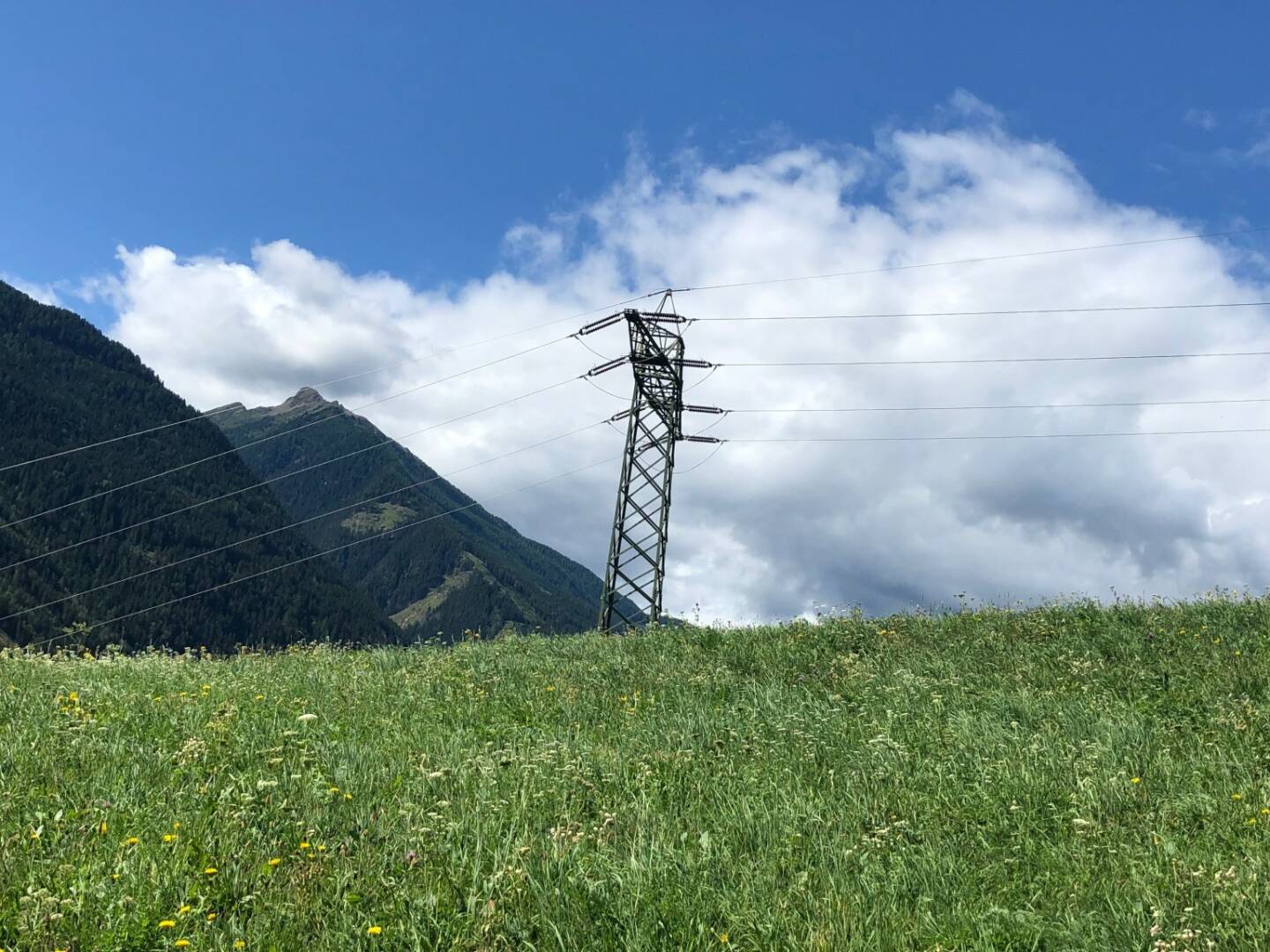 Strom, Stromleitung, Strommasten, Wiese, Himmer, Berg, Natur, grün, blau, Wolke, Klima