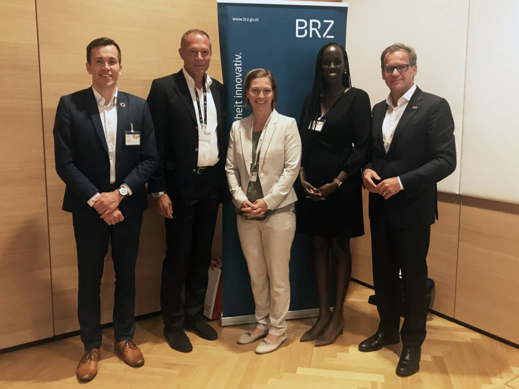 Am Europäischen Forum Alpbach diskutierten internationale Digitalisierungsexperten über den Nutzen der Digitalen Transformation für Staaten, Gesellschaft und Wirtschaft, Florian Marcus (Analyst des estnischen Digitalisierungszentrums), Karl Pall (Digitalisierungsexperte aus Deutschland), Sandra Baierl (Kurier), Faith Keza (CEO des ruandischen E-Government Portals Irembo) und Markus Kaiser (BRZ-Geschäftsführer) - v.l.n.r.; Credit: BRZ, © Aussender (29.08.2019) 