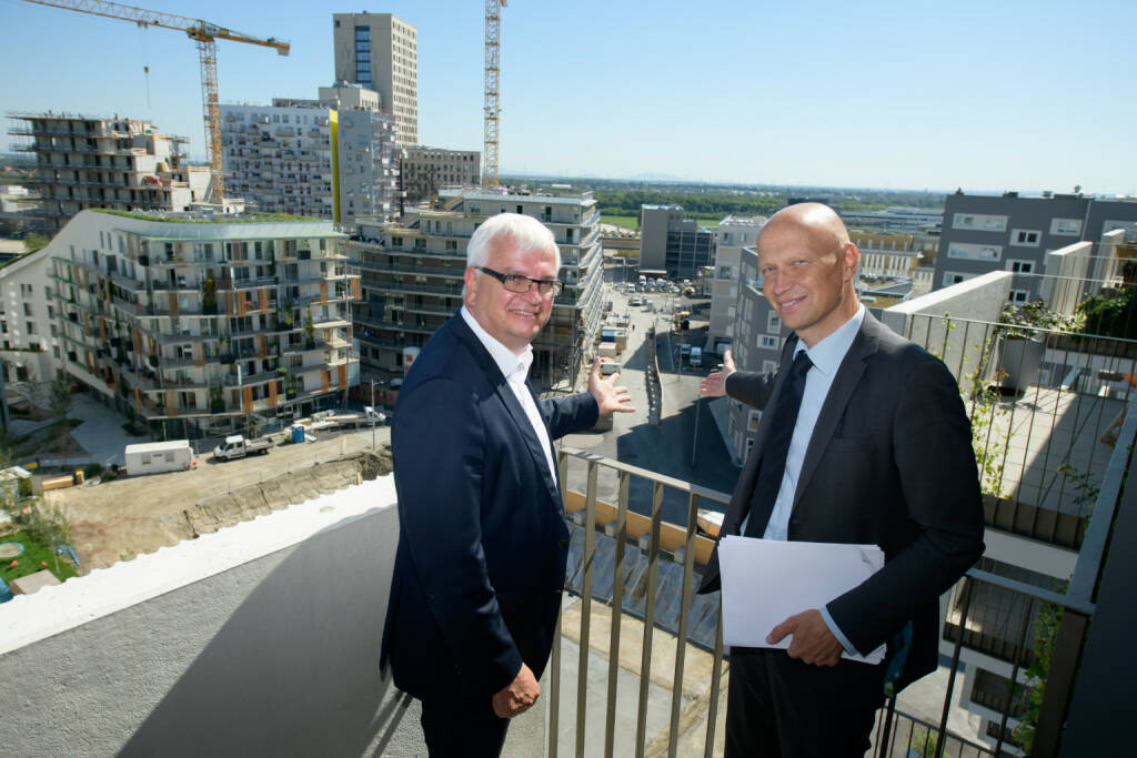 Die Infrastruktur für das Leben + Arbeiten im wachsenden Stadtteil wird vielfältiger. Im neuen Business-Quartier in aspern Seestadt, dem Seeparkquartier, ziehen bald die ersten Shops und Lokale ein. dm, Hofer, Bäckerei Ströck, Hörakustiker Hansaton, CCI Bar & Café, das asiatische Restaurant Ping Pong und eine Genuss-Greisslerei werden die erste „gemanagte Einkaufsstraße“ Österreichs bereichern. Marcus Wild (CEO SES) und Alexander Kopecek (Vorstand Wien 3420 AG) präsentieren das Seeparkquartier, Business-Hotspot der Seestadt; Fotocredit: Wien 3420 Aspern Development AG/APA-Fotoservice/Hörmandinger (05.09.2019) 