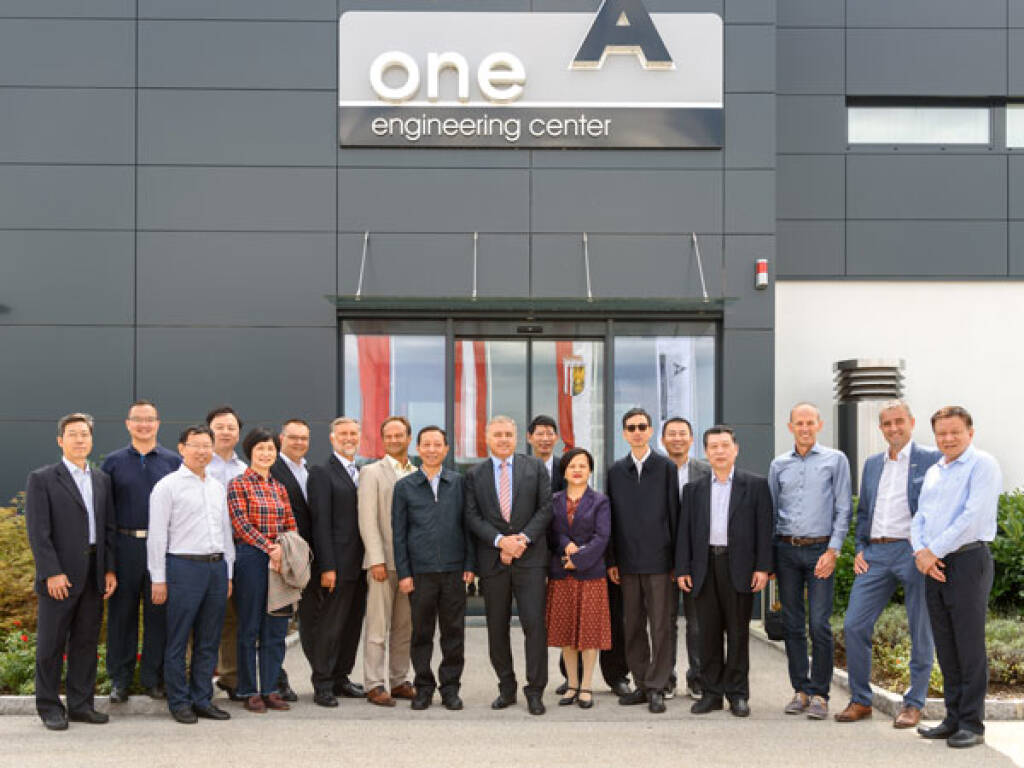 Chinesische Delegation informierte sich über one-A Industrieanlagen: Die Delegation aus der zentralchinesischen Provinz Hubei (58 Millionen Einwohner) erhielt von
one-A-Firmenchef Stefan Zikeli (Bildmitte) einen Einblick in die Planung und Errichtung von
hochtechnologischen Industrieanlagen, wie Fabriken zur Erzeugung von umweltfreundlichen
Lyocell-Fasern. Credit: one-A, © Aussender (06.09.2019) 