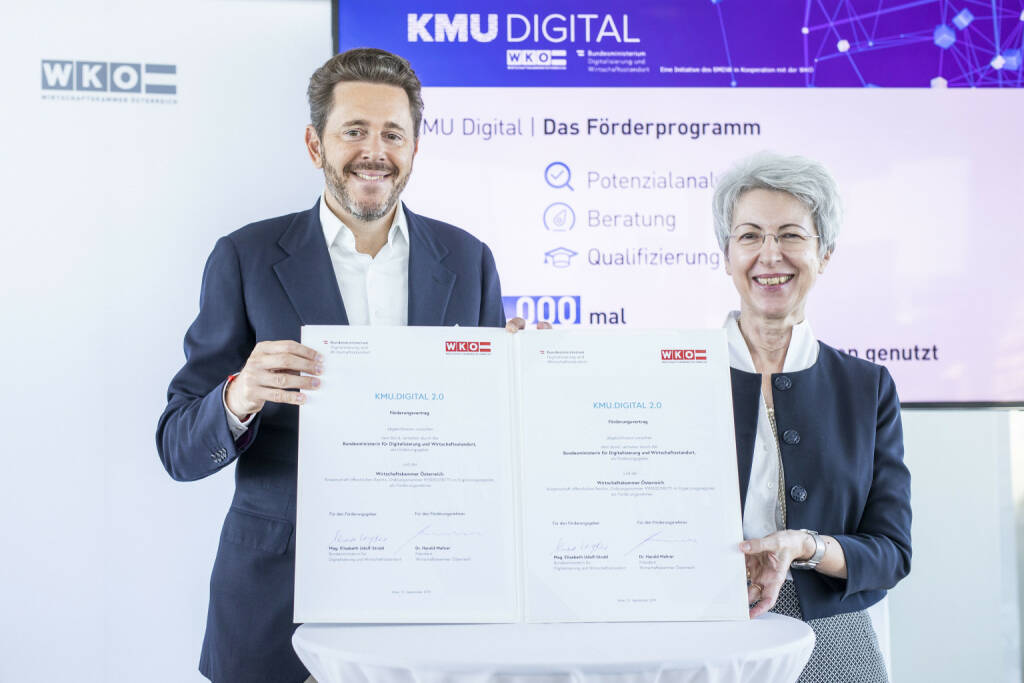 Bundesministerin Elisabeth Udolf-Strobl und WKÖ-Präsident Harald Mahrer bei der Präsentation des Förderprogramms „KMU Digital“. Die Neuauflage von KMU DIGITAL startet Mitte Oktober. Das finanzielle Volumen, das Wirtschaftsministerium beziehungsweise die staatliche Förderbank aws sowie die Wirtschaftskammer tragen, beläuft sich in Summe auf 4 Millionen Euro. „Mit dieser Initiative wollen wir KMU zeigen, welche Wachstumschancen für sie in der Digitalisierung liegen und helfen ihnen ganz konkret, Digitalisierungsprojekte umzusetzen“, betont WKÖ-Präsident Harald Mahrer. Fotocredit:WKÖ/Nadine Studeny, © Aussender (13.09.2019) 