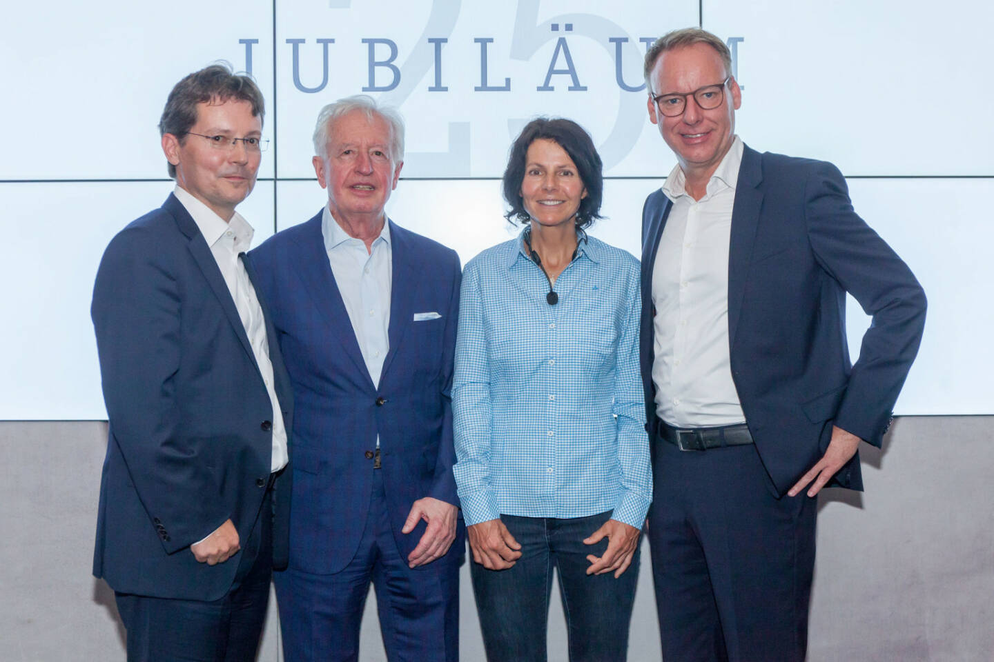 Über den Dächern Wiens feierte die international tätige Managementberatung Horváth & Partners am Donnerstagabend das 25-jährige Bestehen ihres Wien-Büros. Im Bild v.l.n.r. Österreich-GF Stefan Bergsmann, Gründer Péter Horváth, Extrembergsteigerin Gerlinde Kaltenbrunner und Horváth International Vorstand Altfrid Neugebauer; Credit: Daniel Mikkelsen