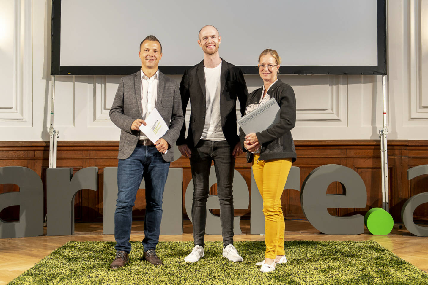 karriere.at Studie: „(R)Evolution Arbeit – die Berufswelt heute und morgen“, Was will der typische österreichische Arbeitnehmer in seinem Beruf? Anerkennung, Fun und genug freie Zeit. 91 Prozent der Befragten ist wichtig, im Job wertgeschätzt zu werden. Für 88 Prozent ist entscheidend, dass die Arbeit Spaß macht. 87 Prozent legen großen Wert auf ein ausreichendes Maß an Freizeit. V. l.: Alexander Katzmaier, MSc (Chief Product Officer, karriere.at), Arbeitsphilosoph Frank Eilers und Mag. Ute Jahn (Key Account Managerin, Marketagent.com); Fotocredit: karriere.at