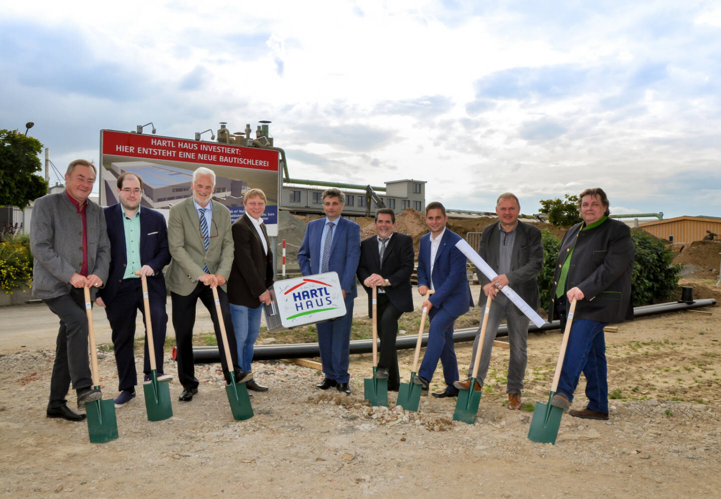 Hartl Haus Holzindustrie GmbH investiert 5,7 Mio. Euro in das Werk im Waldviertel, Vl.n.r. Bürgermeister Josef Baireder, Dir. Yves Suter (Geschäftsführung), Bezirkshauptmann Dr. Michael Widermann, Tmstr. Markus Deutschmann (Leiter Bautischlerei), Prok. Andreas Talamas (Leiter Verwaltung), Dir. Peter Suter (Geschäftsführung), Nationalratsabgeordneter Lukas Brandweiner, Prok. BM Erwin Nechwatal (Leitung Objektbau) und Ing. Andreas Nichtawitz (Werksverwaltung); Credit: Hartl Haus