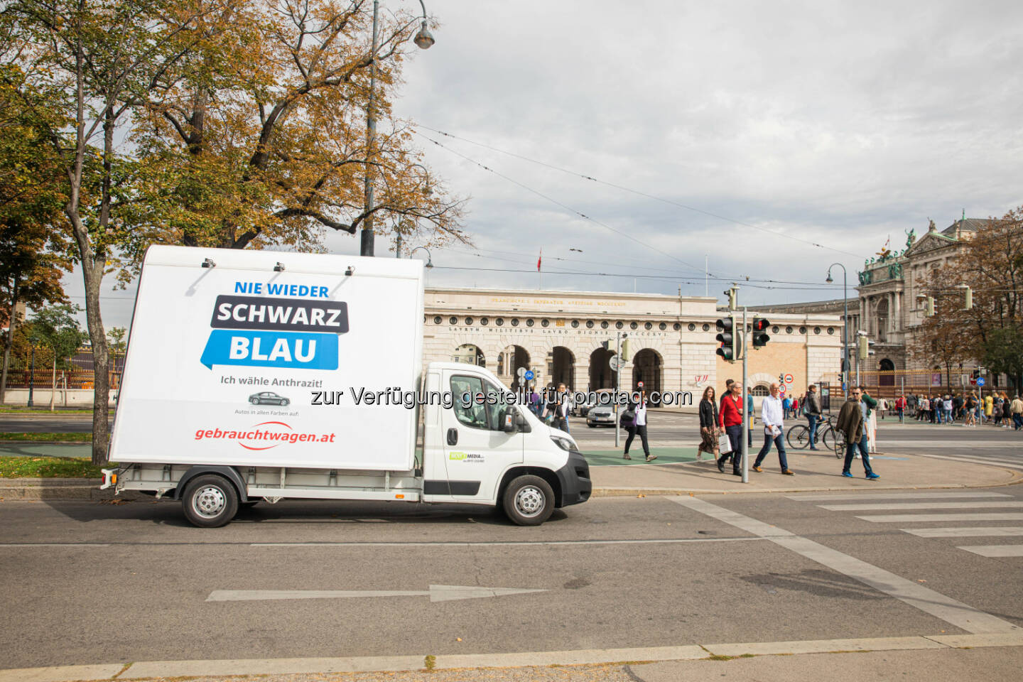 Schwarz Blau Heldenplatz - Copyright: Warda Network | Stefan Joham