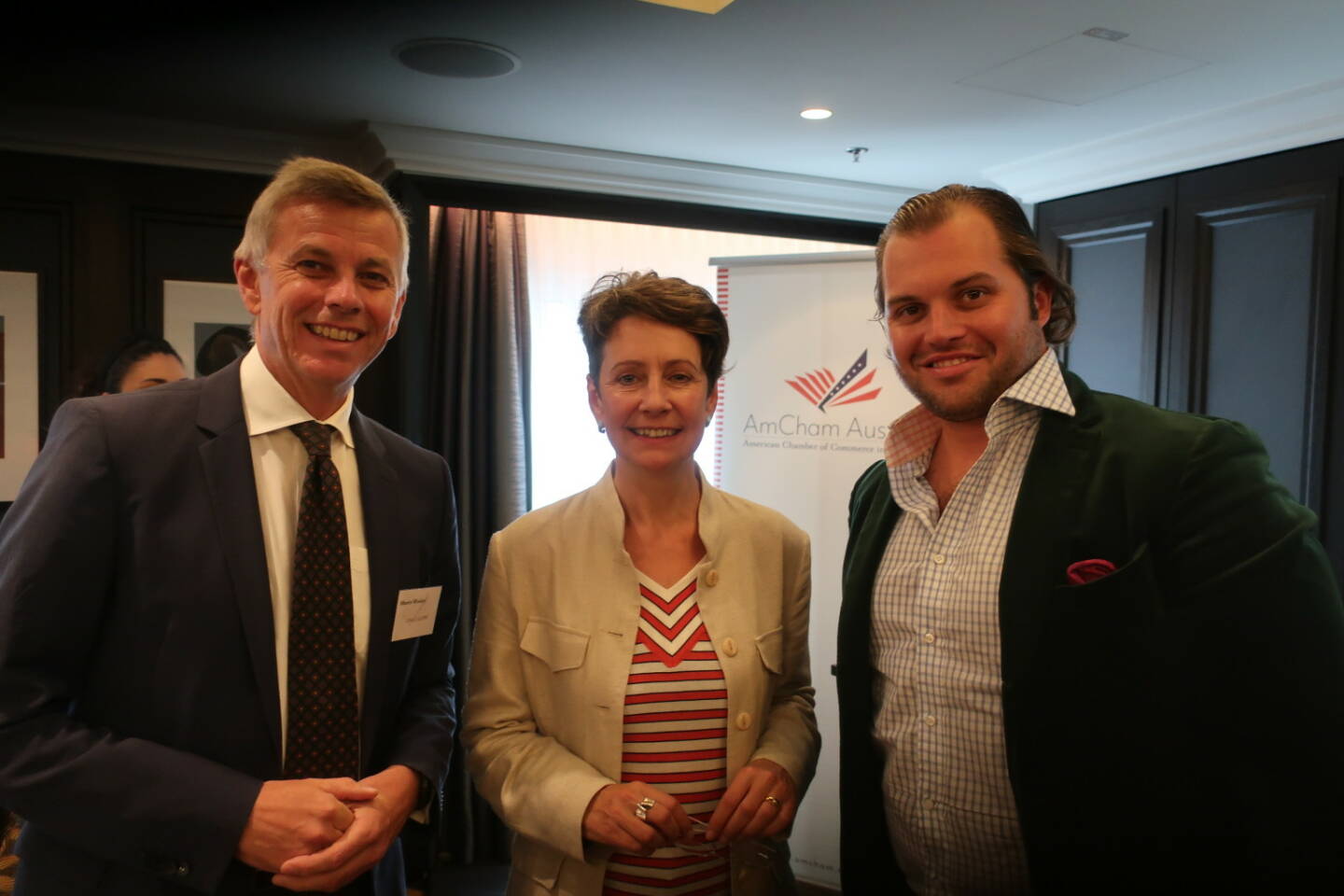 Infineon-Austria-Vorstandsvorsitzende Sabine Herlitschka gastierte auf Einladung von AmCham-Austria-Präsident Martin Winkler (Oracle) beim Business Breakfast der U.S. Handelskammer im Hilton Vienna Plaza. In ihrer Keynote beschreibt sie die Strategie des Unternehmens, um es durch Innovationsführerschaft mit Big Playern am globalen Tech-Markt aufzunehmen. Im Bild mit Lorenz Edtmayer (Diamir Holding), Credit: © leisure communications