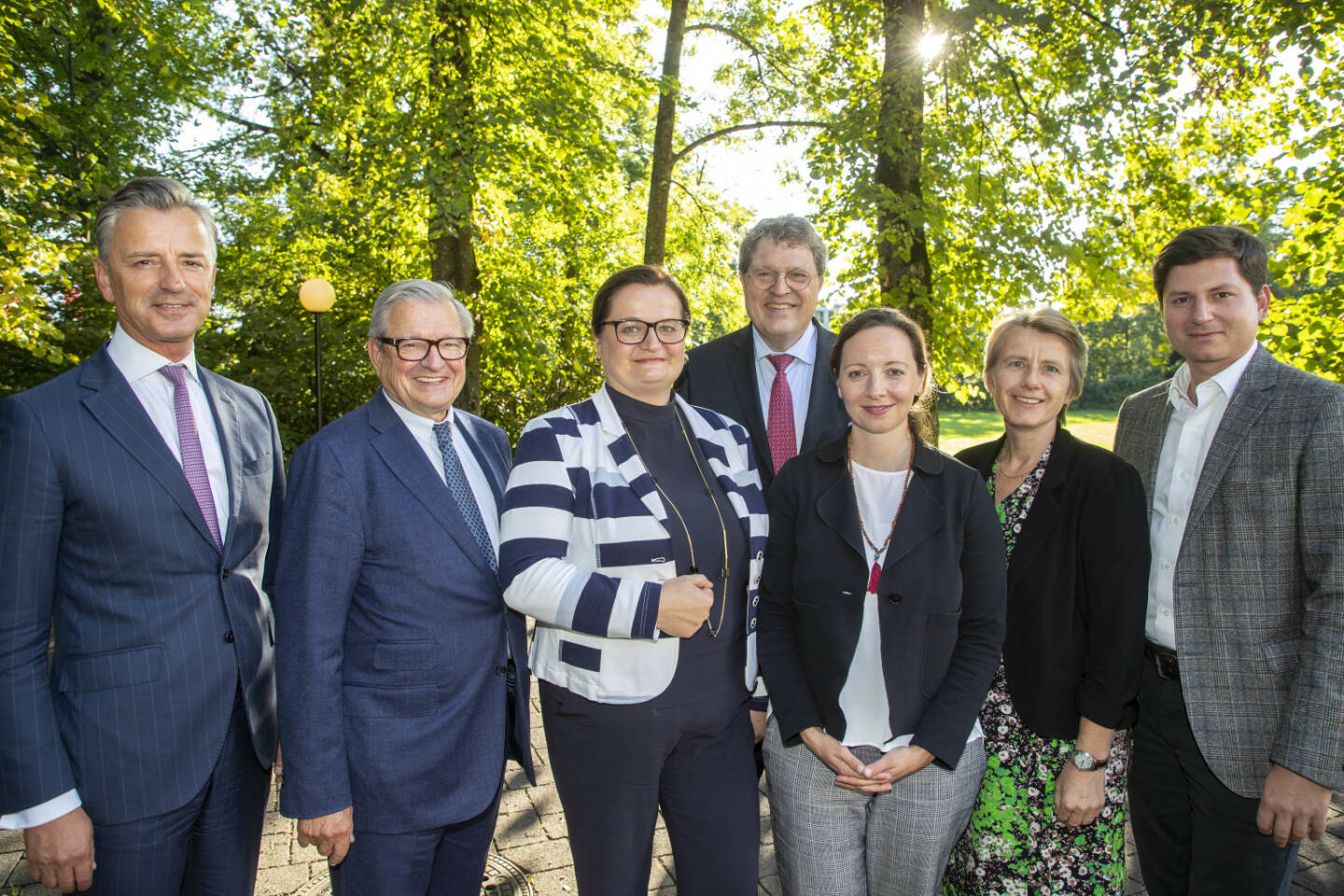 Diskutierten am Spängler „forum familienunternehmen“ in Salzburg-Klessheim (v.l.): Vorstandssprecher Werner Zenz mit den Podiumsteilnehmern Heinrich Spängler, Anette Klinger (IFN-Holding), Reinhard Zinkann (Miele), Theresa Ludwiger-List (List General Contractor), Susanne Kalss (Wirtschaftsuniversität Wien) und Salzburger Nachrichten-Geschäftsführer Maximilian Dasch. Bildquelle: Andreas Kolarik