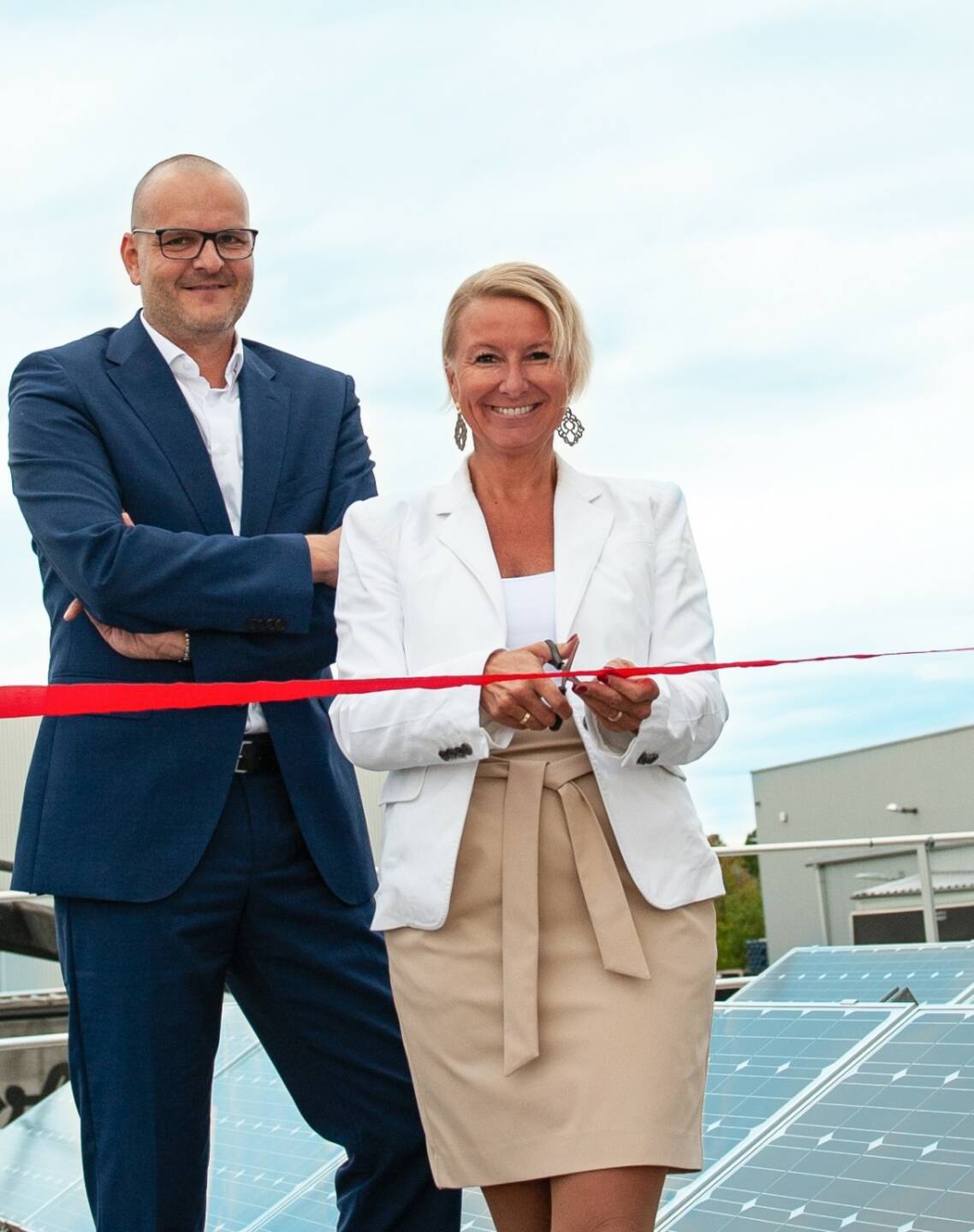 Frauenthal Service AG: Frauenthal setzt auf Klimaschutz, die neue Photovoltaik-Anlage am Dach des Standortes in Perchtoldsdorf (NÖ) unterstreicht das Commitment des Branchenleaders beim Thema Nachhaltigkeit. - Thomas Stadlhofer, Vorstandsvorsitzender Frauenthal Service AG, und Beatrix Ostermann, Vorstand Frauenthal Service AG, eröffnen die neue Photovoltaik Anlage am Firmenstandort Perchtoldsdorf. Fotocredit: Frauenthal Service AG