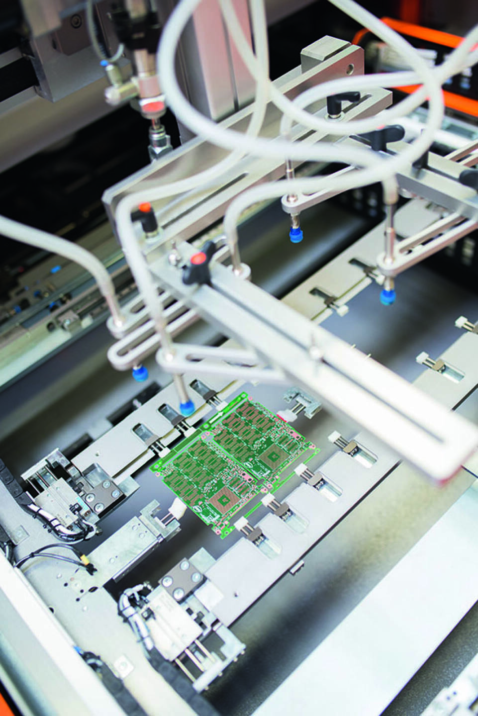 High-tech und ökologisch verantwortungsvoll stellt bei der Leiterplattenfertigung von AT&S keinen Widerspruch dar. Credit: AT&S