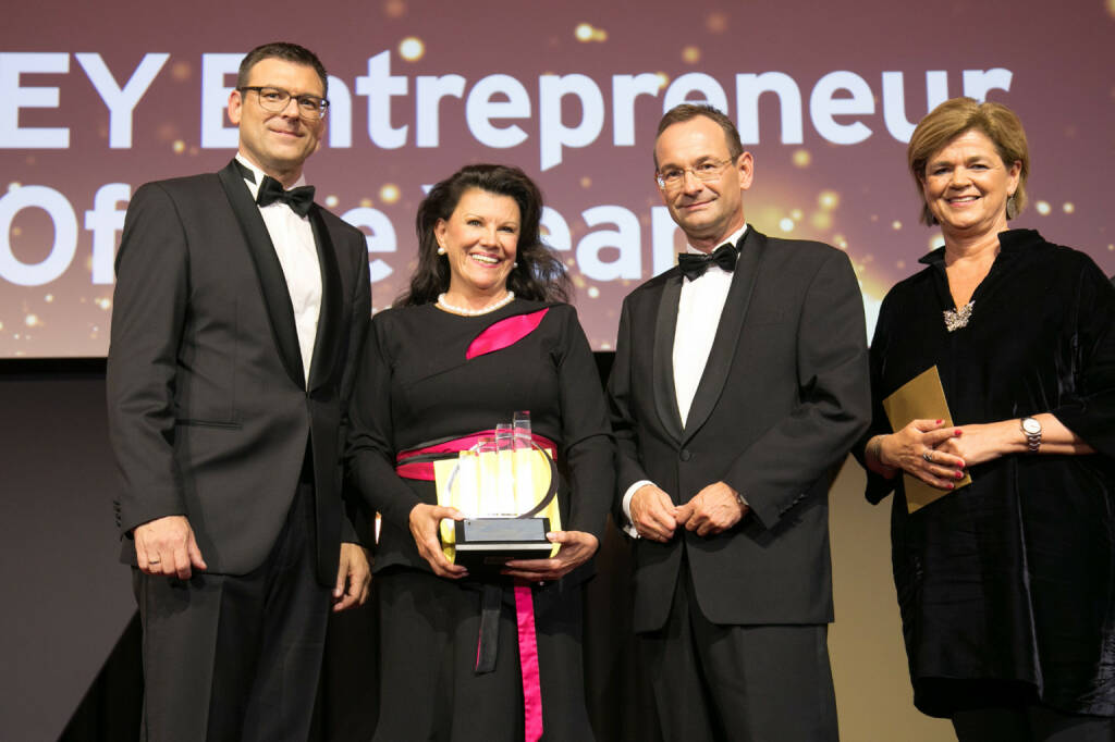 EY Entrepreneur Of The Year in der Kategorie Handel & Konsumgüter (v.l.n.r.): Gunther Reimoser, Country Managing Partner EY Österreich, Anita Frauwallner, Institut AllergoSan, Erich Lehner, Program Partner des EY Entrepreneur Of The Year in Österreich, Bettina Glatz-Kremsner, Vorsitzende der Jury und Vorstandsdirektorin Casinos Austria und Österreichische Lotterien; Copyright: EY  (21.10.2019) 