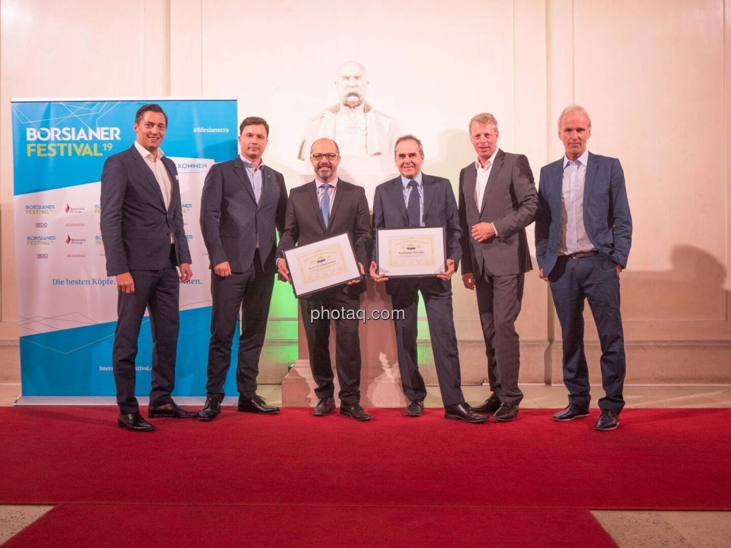 Dominik Hojas (Jurymitglied und Veranstalter Börsianer Festival), Hauptsponsor-Vertreter Johannes Gratzl (CFO Novomatic), Einzelsieger Wolfgang Matejka, Corporate Sieger Paul Severin, Sponsor-Vertreter Friedrich Wachernig (CFO S Immo) bzw. Christian Drastil (BSN)