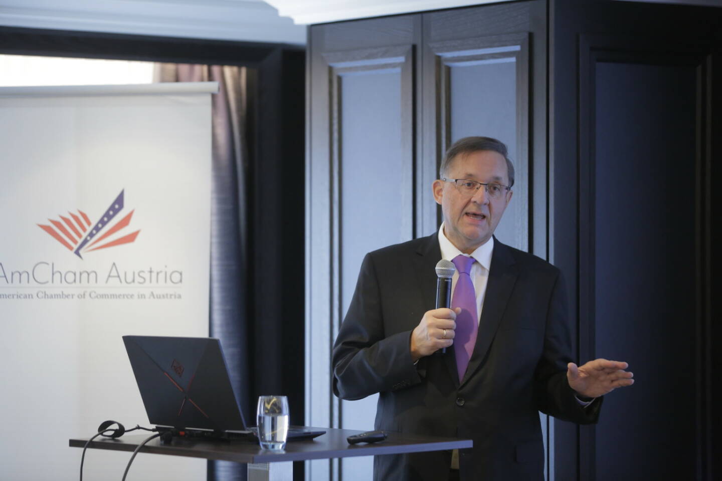 Vorstandsdirektor der Flughafen Wien AG Günther Ofner spricht beim Business Breakfast der U.S.-Handelskammer im Hilton Vienna Plaza über Herausforderungen des Flughafens Wien. © leisure communications/Roland Rudolph