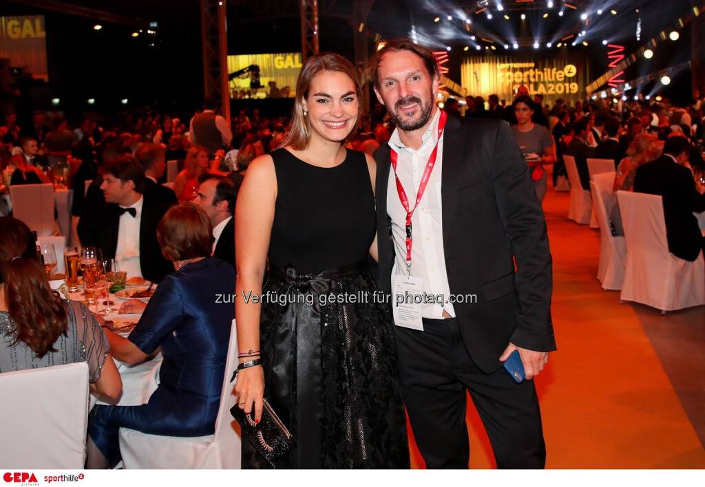 Florian Madl (Tiroler Tageszeitung/ rechts) mit einem Gast. Photo: GEPA pictures/ Christian Walgram (07.11.2019) 