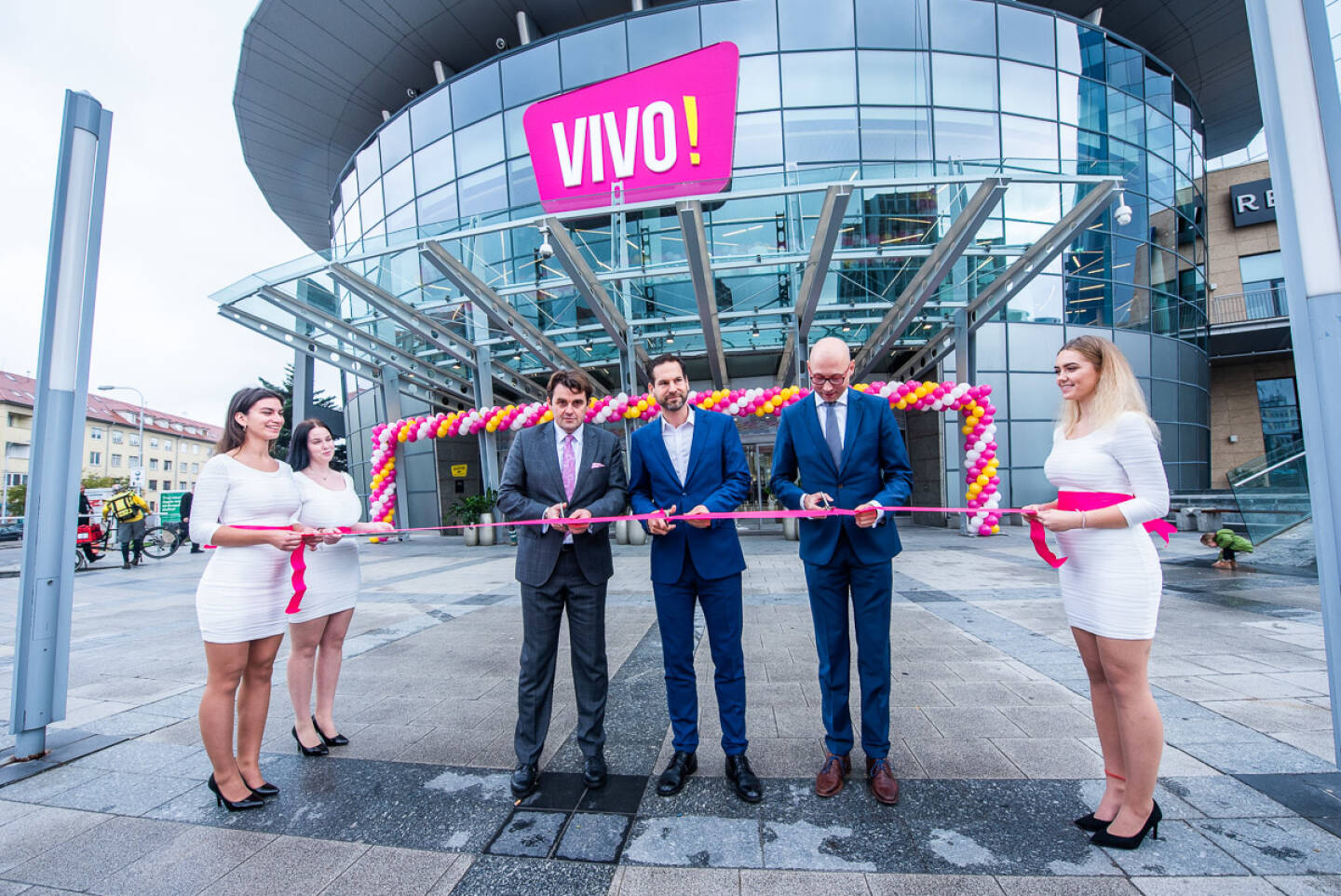 Immofinanz hat die Neupositionierung und Modernisierung ihres Einkaufszentrums VIVO! Bratislava erfolgreich abgeschlossen. im Bild:  Dietmar Reindl, COO IMMOFINANZ; Rudolf Kusý, Bürgermeister Bratislava – Nové Mesto; Adrian Bodis, Country Manager Immofinanz Bratislava Credit: Immofinanz