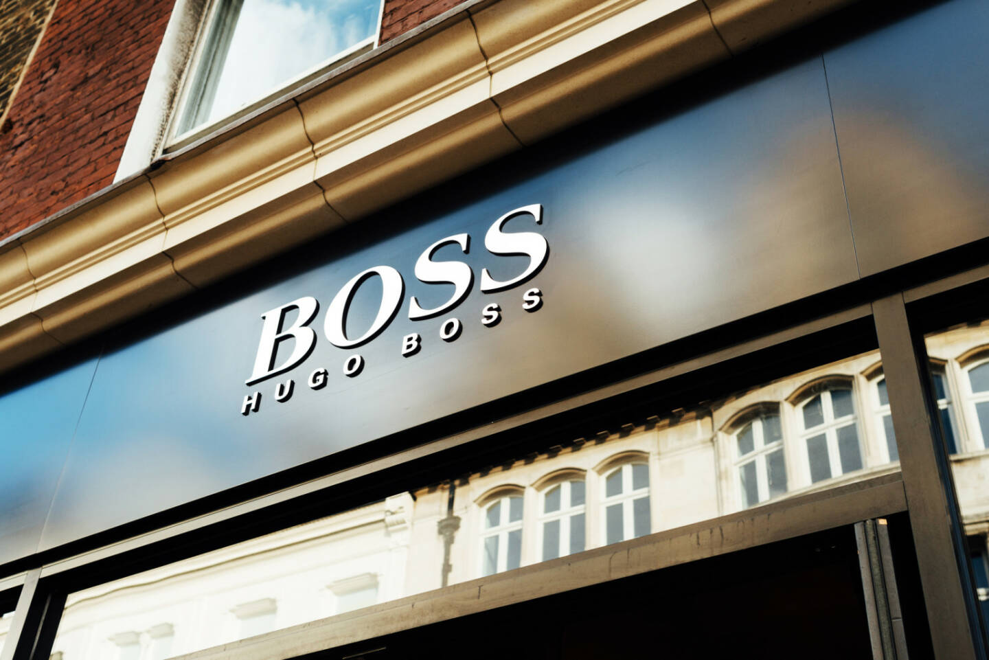 Hugo Boss Shop in New Bond St, Mayfair, London - https://de.depositphotos.com/156978226/stock-photo-signboard-of-hugo-boss-shop.html