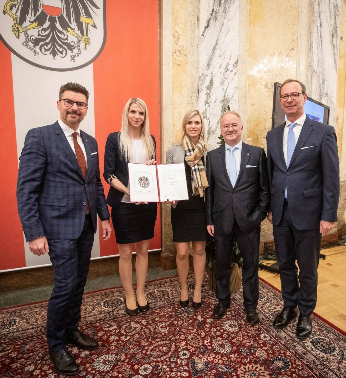 Forstinger erhält Qualitätslabel vom Bundesministerium für Digitalisierung und Wirtschaftsstandort; im Bild: Andreas Prödiger (Geschäftführer Forstinger), Stefanie Edlinger (HR-Forstinger), Marlene Kollenz (HR-Forstinger), Erich Friedrich (Vertriebsleiter Forstinger), Georg Konetzky (Sektionschef BMDW); Fotocredit: BMDW/HBF/ Daniel Trippolt
