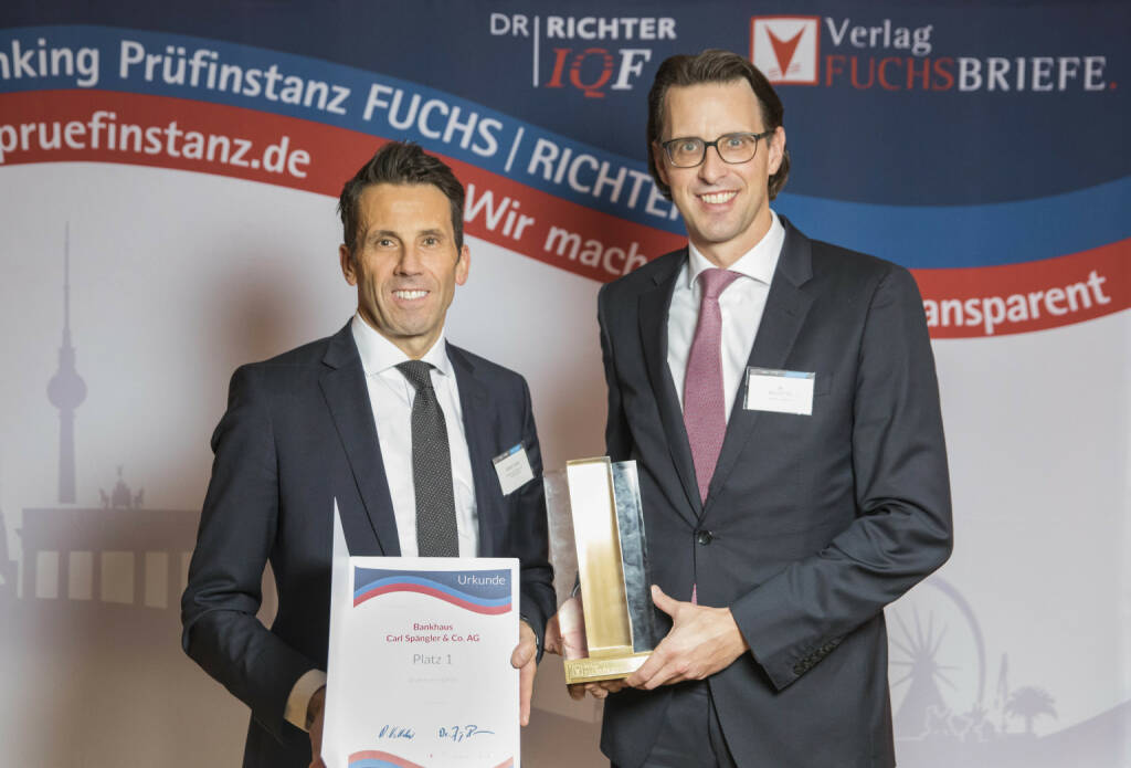 Der Fuchsbriefe Verlag zeichnete in der Marktstudie TOPs 2020 das Bankhaus Spängler als besten Vermögensmanager im deutschsprachigen Europa aus. im Bild: Robert Hager, Bereichsleiter Private Banking (l.) und Vorstandsmitglied Nils Kottke nahmen die Auszeichnung für das Bankhaus Spängler in Berlin entgegen. Bildquelle:  Axel Schmidt / Verlag Fuchsbriefe
Foto: Axel Schmidt
www.axelschmidt.net, © Aussendung (20.11.2019) 