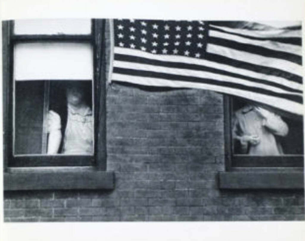 eine Seite aus Robert Frank - The Americans (US Flagge), Preis: 1500-3000 Euro ,http://josefchladek.com/book/robert_frank_-_the_americans (08.07.2013) 