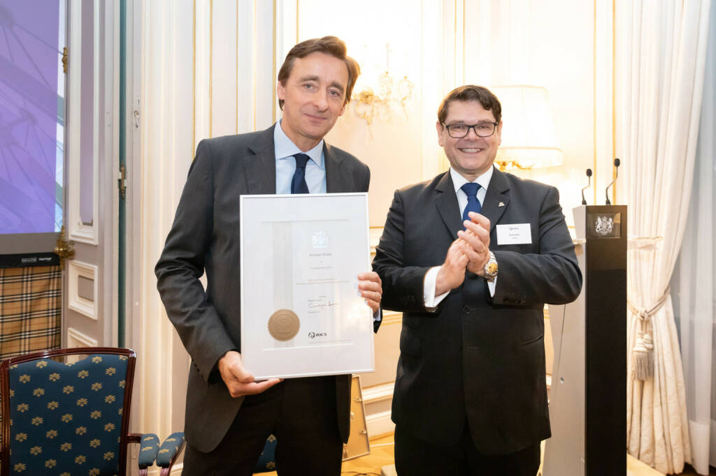 Andreas Ridder, Managing Director von CBRE CEE, wurde von RICS (Royal Institution of Chartered Surveyors, gegründet 1868), dem britischen Netzwerk von Immobilienexperten, in den Rang eines FRICS – Fellow of the Royal Institution of Chartered Suveyors – gehoben. Um diese Auszeichnung zu erhalten, müssen fünf Mitglieder des Netzwerkes den Vorschlag einbringen und es müssen eine Reihe von Qualifikationen und Kriterien erfüllt werden. In Österreich gibt es zurzeit 28 FRICS. Verliehen wurde die Urkunde in der englischen Botschaft in Wien. Credit: Jana Madzigon, © Aussendung (29.11.2019) 