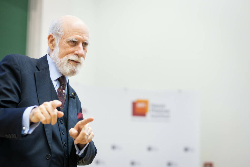 Ob die Menschheit in zweihundert Jahren überhaupt noch etwas von der heutigen Welt weiß, darum sorgt sich der HPI-Fellow und Internet-Erfinder Vinton G. Cerf, wie er bei einem Future Talk am Hasso-Plattner-Institut (HPI) erklärte. Denn Webseiten, Enzyklopädien und Speicher werden im Internet ständig verändert und überschrieben. Historisch gesehen ist das Wissen damit für alle Zeiten verloren. Was bleibt ist nur die aktuelle Version, ein Jetzt-Zustand., Vinton G. Cerf bei seinem Talk am Hasso-Plattner-Institut. Foto: HPI/K. , © Aussender (01.12.2019) 