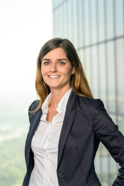 Anna Grausgruber (30) übernimmt ab 1. Jänner 2020 die Investor Relations Agenden der Wienerberger Gruppe. In ihrer Funktion als Head of Investor Relations verantwortet sie die globale Finanzmarktkommunikation des führenden Anbieters von intelligenten Bau- und Infrastrukturlösungen und berichtet in ihrer neuen Funktion direkt an Heimo Scheuch, Vorstandsvorsitzenden der Wienerberger AG.
Anna Grausgruber folgt Klaus Ofner nach, der als Head of Corporate Development neue Aufgaben innerhalb des Konzerns übernehmen wird. (Bild: Wienerberger), © Aussender (02.12.2019) 