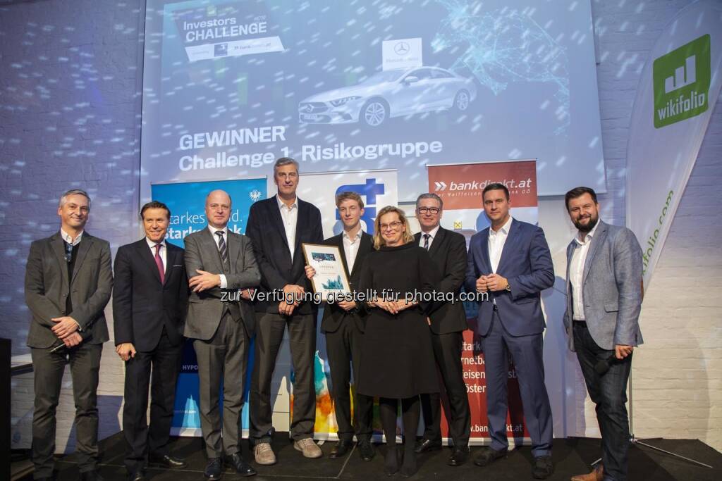 Tobias Schober (in der Mitte mit Mama) erhält die Urkunde und den Hauptpreis. Von rechts: Jürgen Moser (Vertriebsleiter Mercedes-Benz Österreich), Ralf Six (MD trend), Manfred Nosek (Leiter bankdirekt.at), Johannes Haid (Vorstand Hypo Trol Bank), Andreas Weber (Chefredakteur trend), Thomas Martinek (Finanzchef trend), Peter Sempelmann (trend Online), © (c) Juergen Hammerschmid (04.12.2019) 