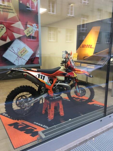 Neuer DHL Express Flagship Store in Linz hat eröffnet - ein Highlight im Store ist eine Leihgabe des Partners KTM AG. Die original, DHL gebrandete, KTM 300 EXC des ehemaligen Trial Europameisters und mehrfachen ErzbergRodeo Gewinners, Taddy Blazusiak, steht exklusiv bereit; Credit: DHL, © Aussender (05.12.2019) 