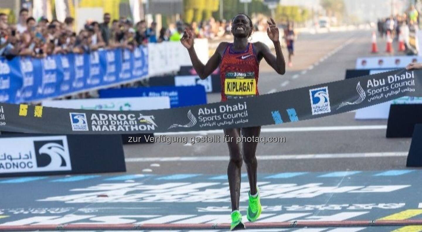 Die Gewinner der zweiten Auflage des ADNOC Abu Dhabi Marathons Reuben Kipyego und Vivian Kiplagat