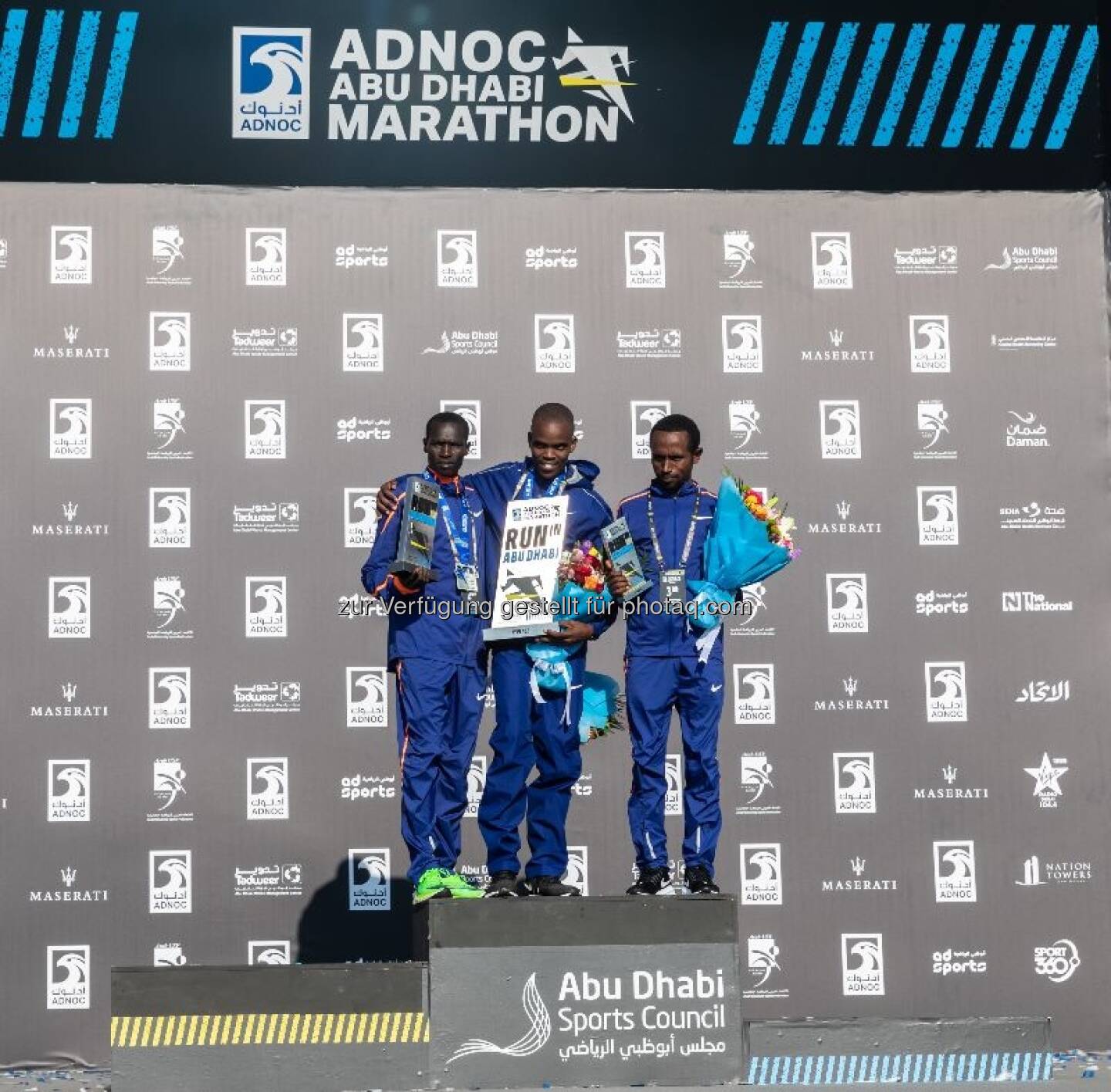 Die Preisverleihung (Männerkategorie) der zweiten Ausgabe des ADNOC Abu Dhabi Marathons