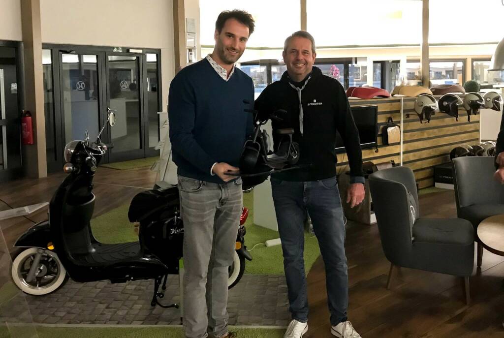 e-bility GmbH: Elektroroller Hersteller Kumpan electric erhält zweistelliges Millionen-Investment und kauft die SCROOSER GmbH; Der CEO von Kumpan Electric Patrik Tykesson (links) und der Scrooser-Chef Johannes Haas. In der Hand hält Tykesson ein Scrooser-Modell. Credit: e-bility (10.12.2019) 