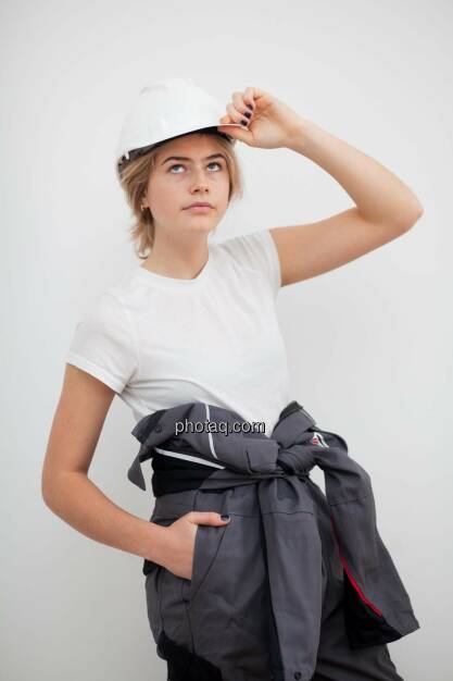 Mädchen, Arbeitskleidung, Helm, Blick nach oben (10.12.2019) 