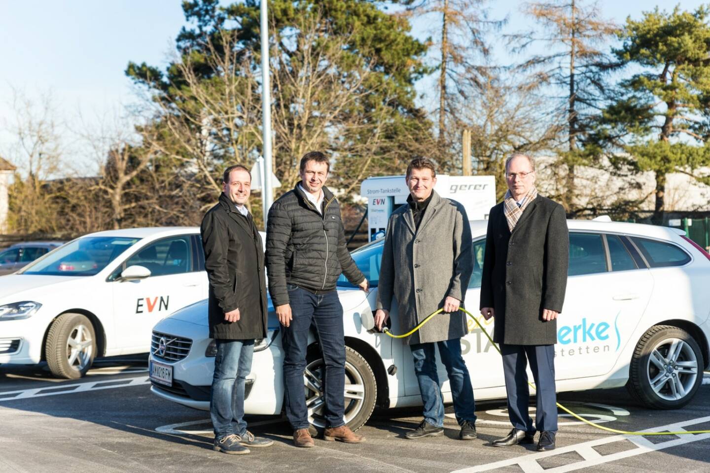 Amstetten ist um eine weitere Möglichkeit zum „Stromtanken“ reicher: Am Parkplatz der rundum erneuerten und jetzt 50.000 m² großen INTERSPAR-Filiale wurde von der EVN die erste Schnelllade-Station der Bezirkshauptstadt errichtet. Michael Kilian Geschäftsleiter Spar, Franz Aigner Stv. Direktor Stadtwerke Amstetten, Helfried Blutsch Stadtrat Amstetten, Klaus Stricker EVN; Credit: EVN / Leister