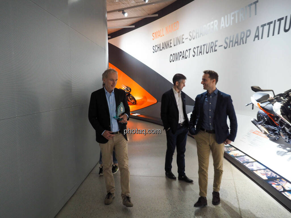 Christian Drastil, Stefan Rathausky und René Esterbauer in der KTM Motohall in Mattighofen (14.12.2019) 