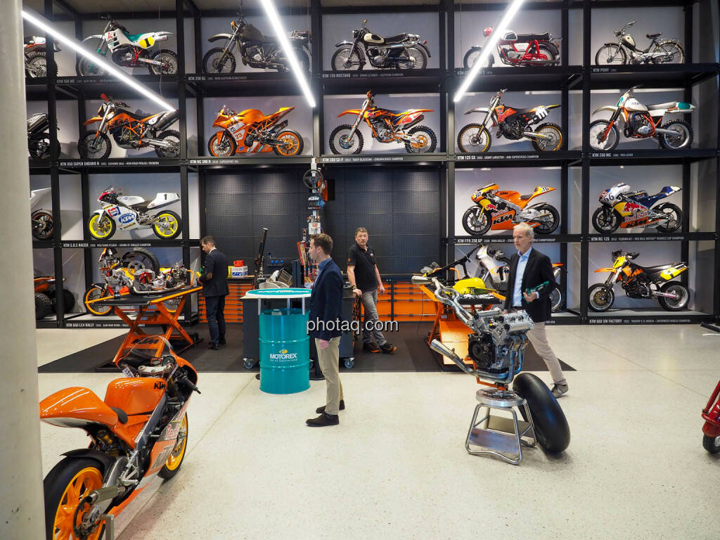 Christian Drastil, Stefan Rathausky und René Esterbauer in der KTM Motohall in Mattighofen (14.12.2019) 