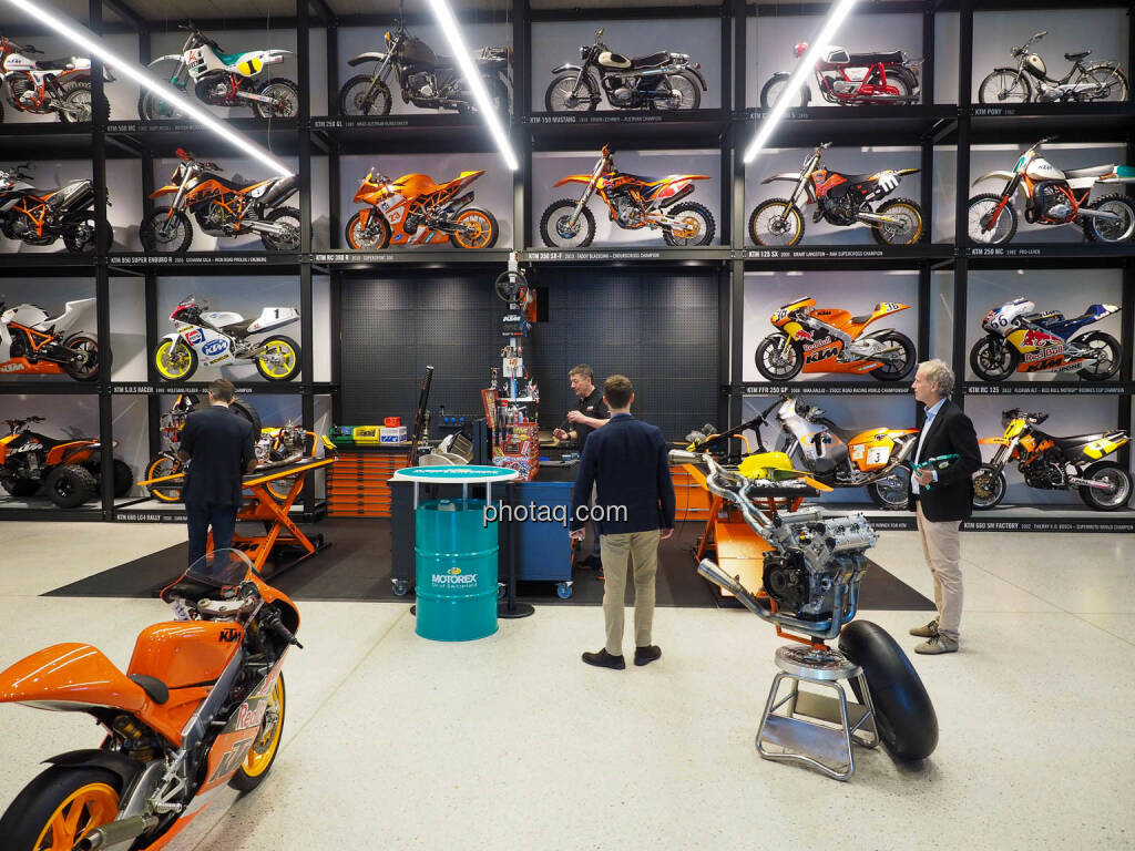 Christian Drastil, Stefan Rathausky und René Esterbauer in der KTM Motohall in Mattighofen (14.12.2019) 