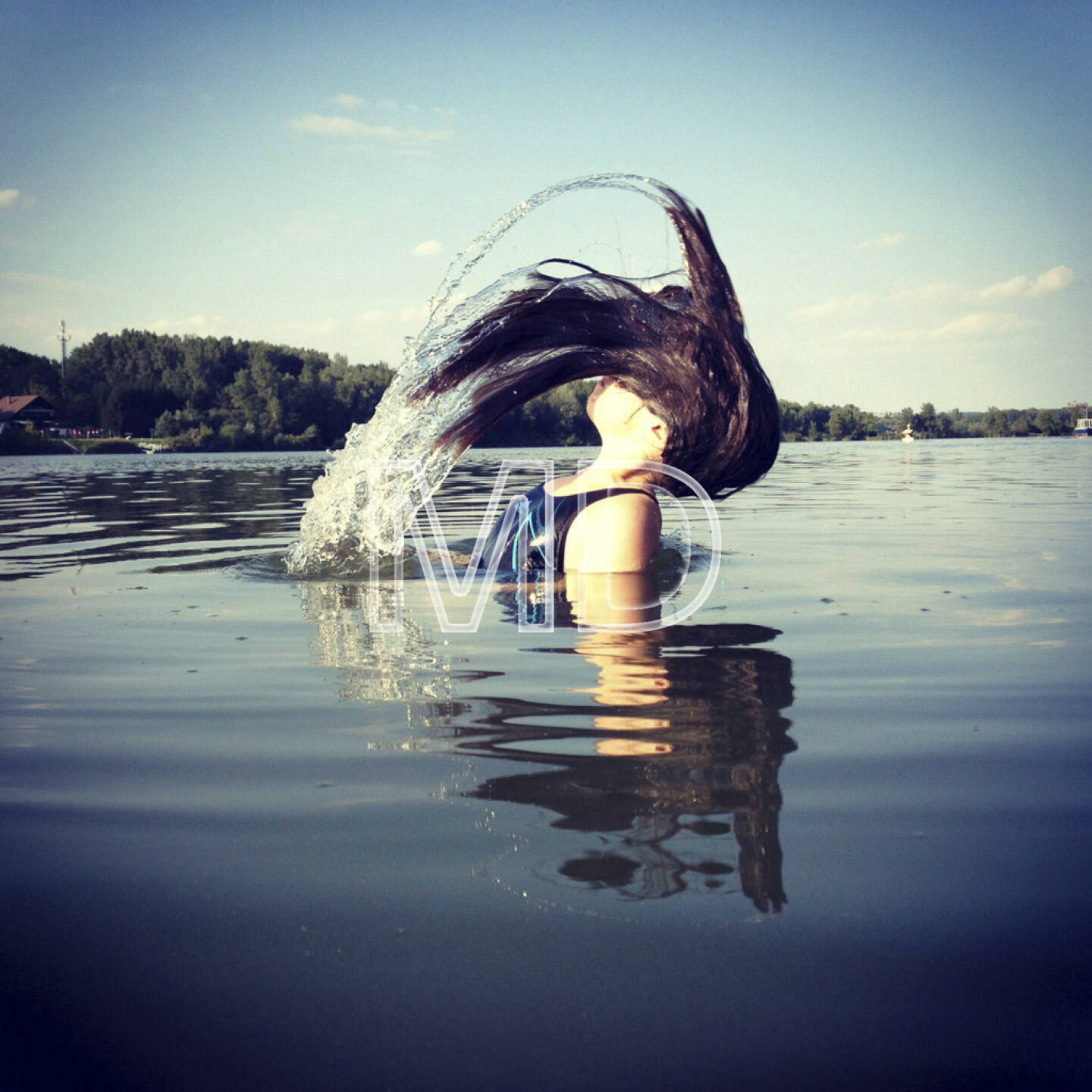 Mädchen taucht aus Wasser
