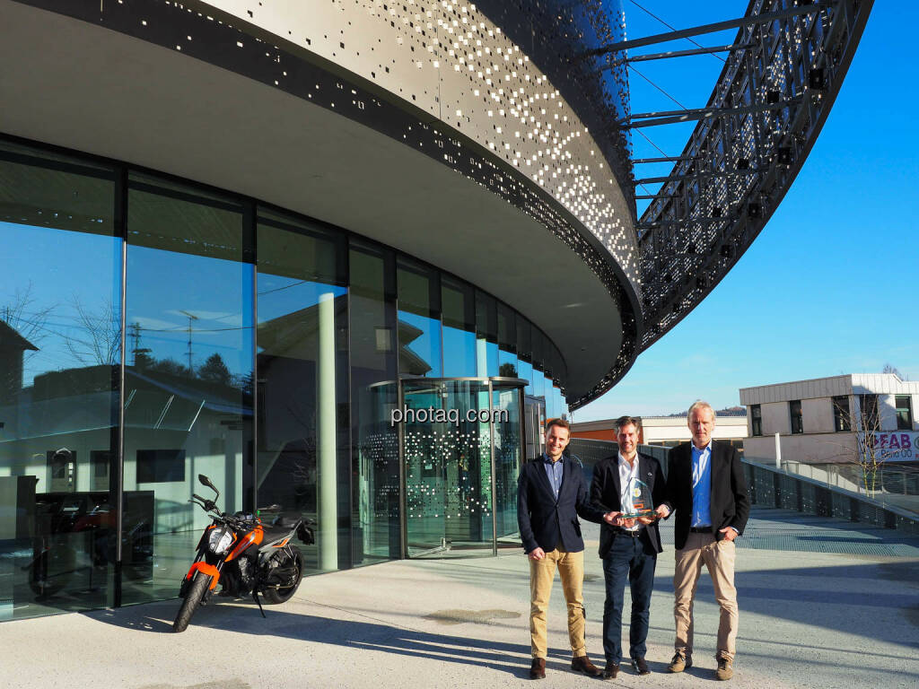 René Esterbauer, Stefan Rathausky, Christian Drastil vor der KTM Motohall in Mattighofen (14.12.2019) 