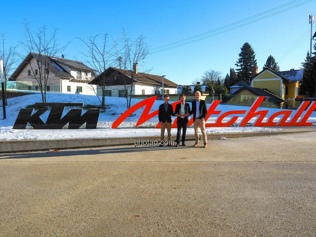 René Esterbauer, Stefan Rathausky, Christian Drastil vor der KTM Motohall in Mattighofen (14.12.2019) 