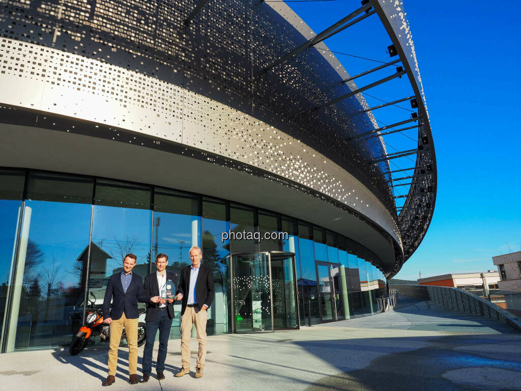 René Esterbauer, Stefan Rathausky, Christian Drastil vor der KTM Motohall in Mattighofen (14.12.2019) 