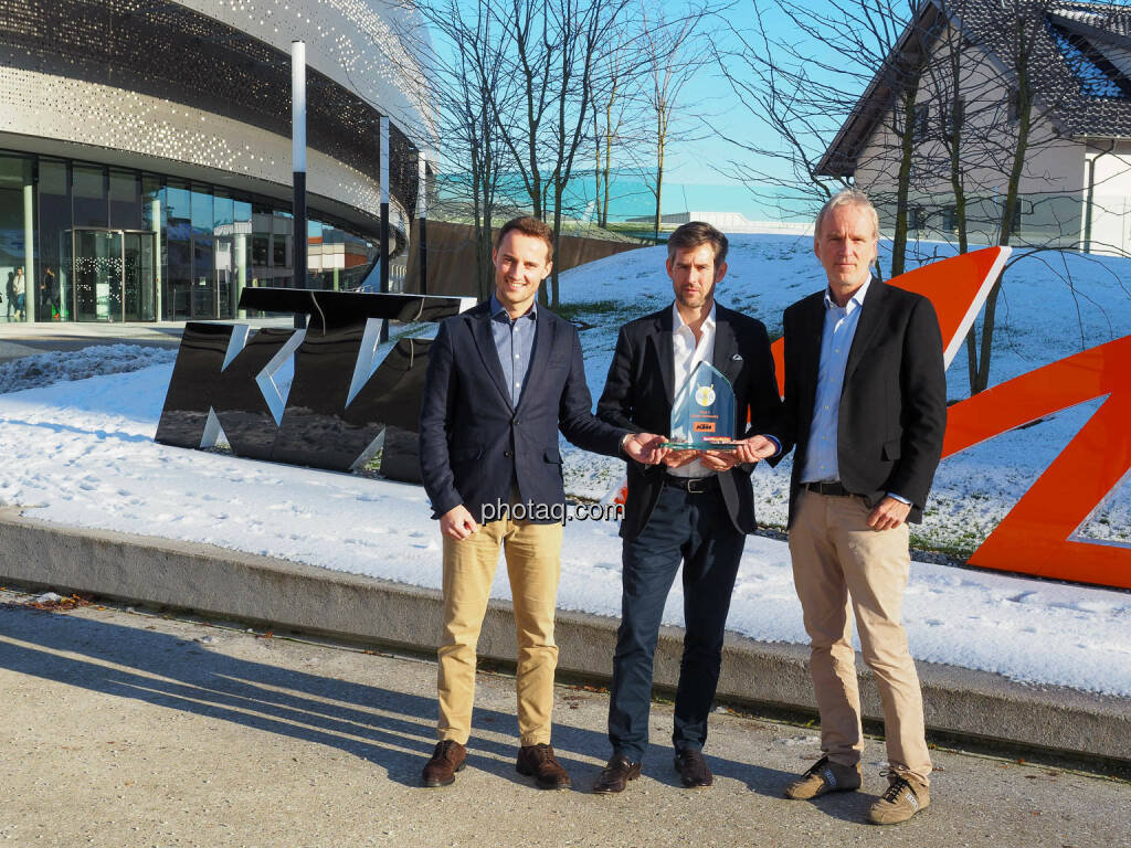 René Esterbauer, Stefan Rathausky, Christian Drastil vor der KTM Motohall in Mattighofen (14.12.2019) 