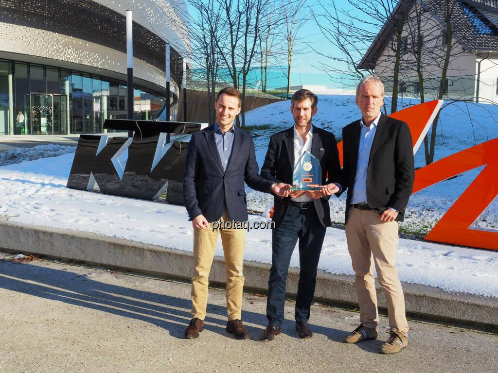 René Esterbauer, Stefan Rathausky, Christian Drastil vor der KTM Motohall in Mattighofen (14.12.2019) 