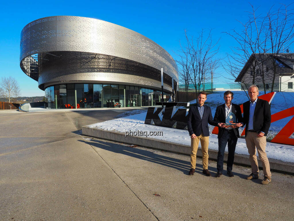 René Esterbauer, Stefan Rathausky, Christian Drastil vor der KTM Motohall in Mattighofen (14.12.2019) 