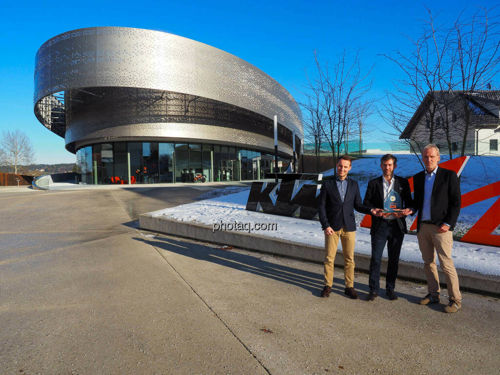 René Esterbauer, Stefan Rathausky, Christian Drastil vor der KTM Motohall in Mattighofen (14.12.2019) 